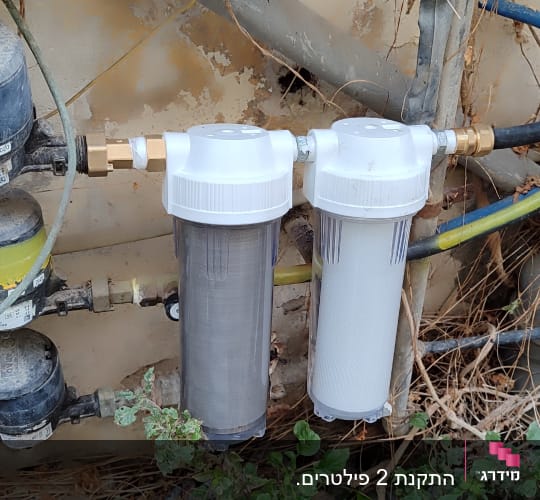 מסנני מים מותקנים על צינורות עם חיבורים
